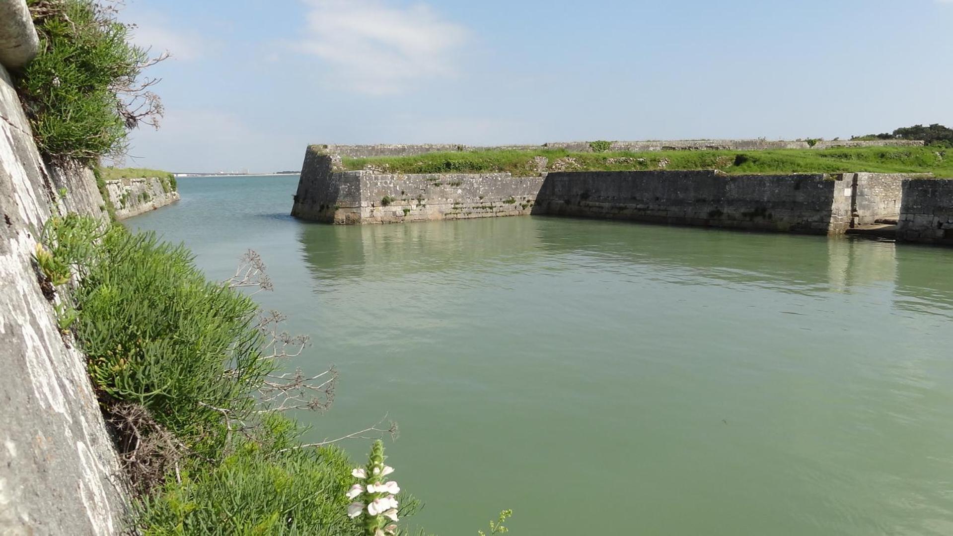 Chambres Au Fort La Pree La Flotte Extérieur photo